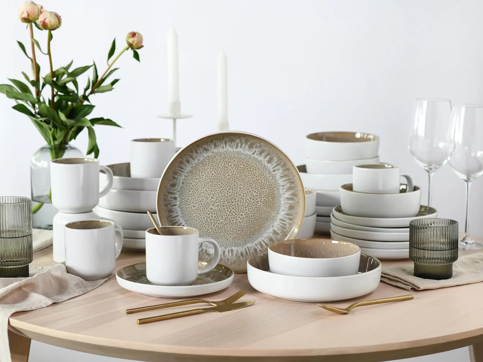 Geschirr-Set aus Steinzeug, nordisch und minimalistisch