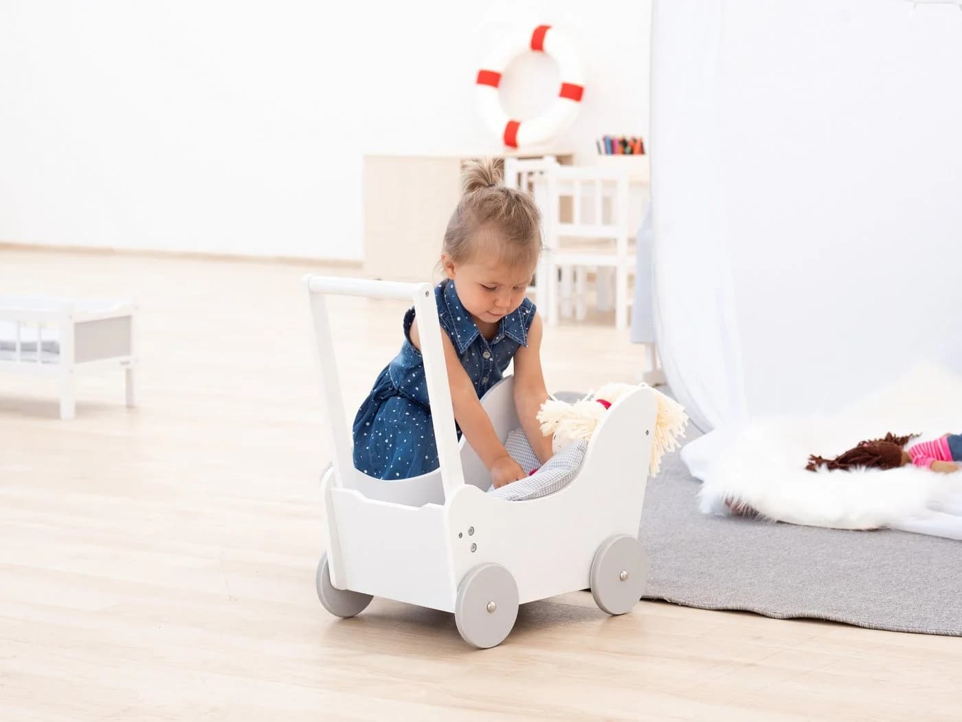Betzold Puppenwagen aus massivem Buchenholz weiß - Bild 4