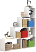 Weißes Treppenregal aus Holzwerkstoff für Wohnzimmer Bild 3