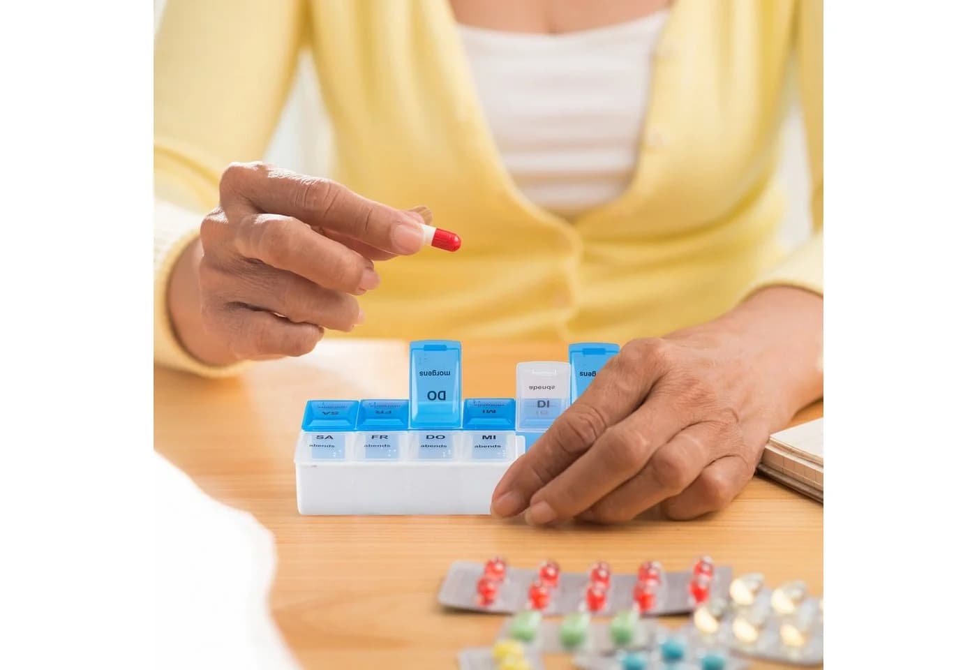 relaxdays Pillendose 2 x Tablettenbox 7 Tage 2 Fächer Weiß/Blau