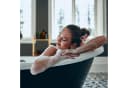 relaxdays Badregal 3 Ablagen Walnuss Optike Holzoptik Bild 3