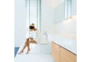 relaxdays Badregal Schmaler Toilettenschrank Weiß mit 2 Ablagen Bild 3