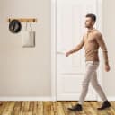 relaxdays Wandgarderobe mit klappbaren Haken 4er Set Bambus Schwarz Bild 3