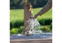 relaxdays Gartenbrunnen Standbrunnen antik braun mit goldenem Wasserhahn Bild 3