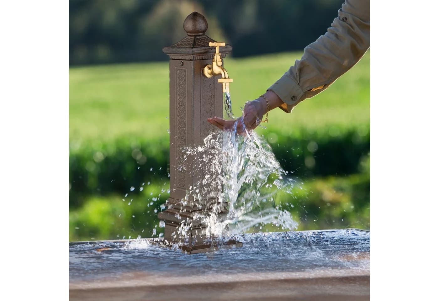 relaxdays Gartenbrunnen Standbrunnen antik braun mit goldenem Wasserhahn - Bild 3
