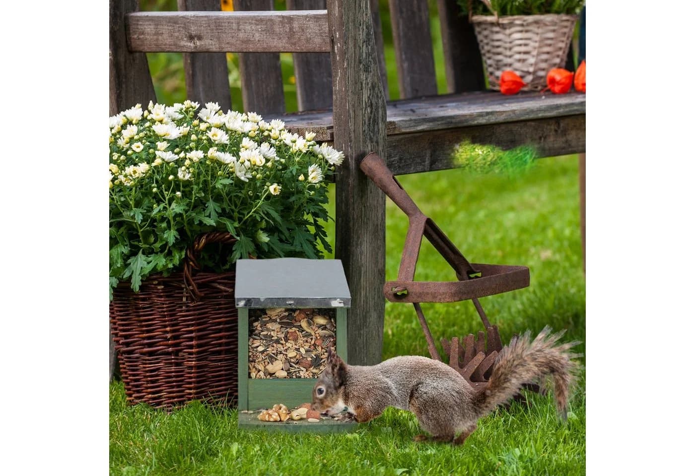 relaxdays Eichhörnchen Futterhaus mit klappbarem Metalldach, Dunkelgrün