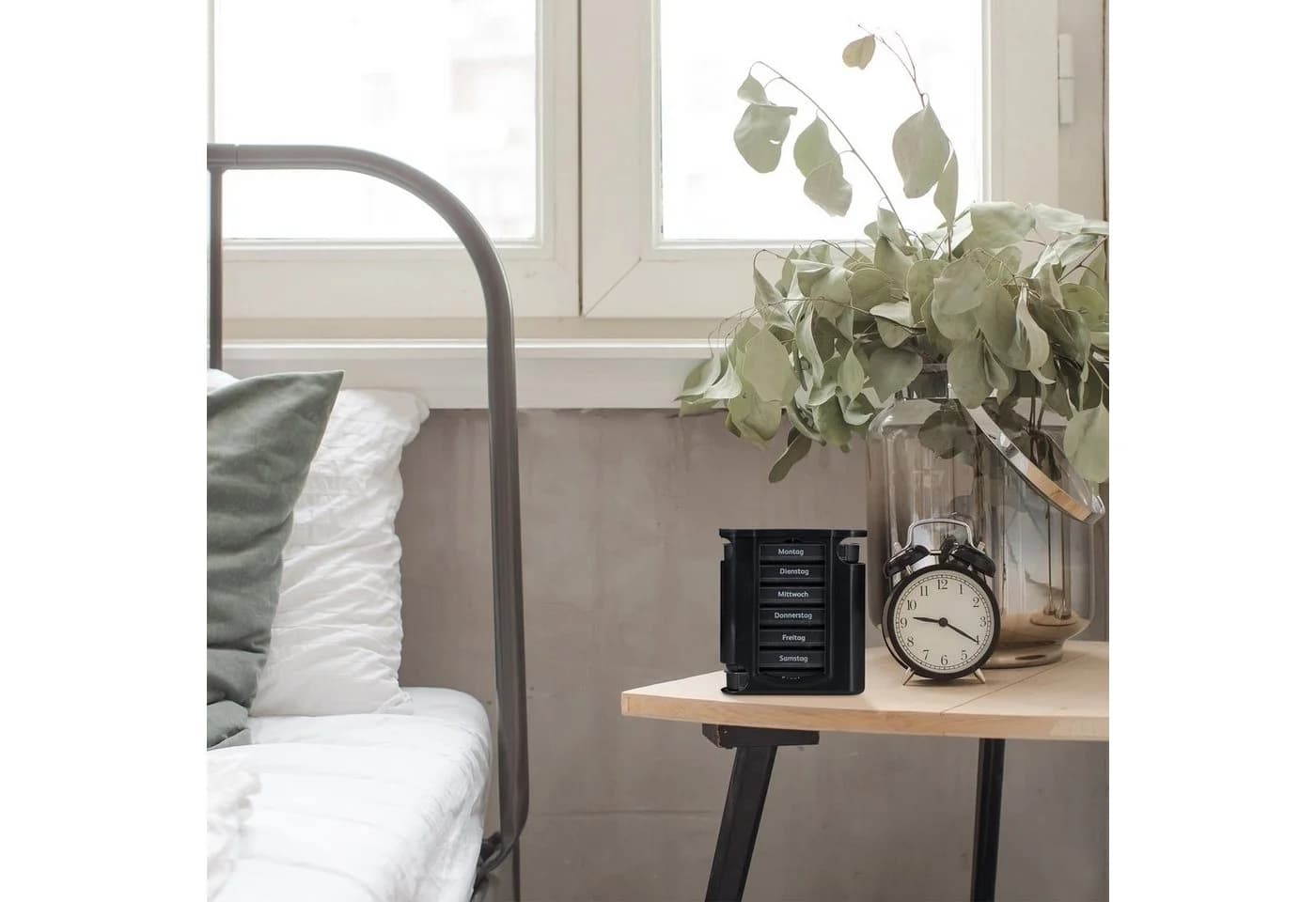 relaxdays Pillendose 7 Tage 4 Fächer Schwarz