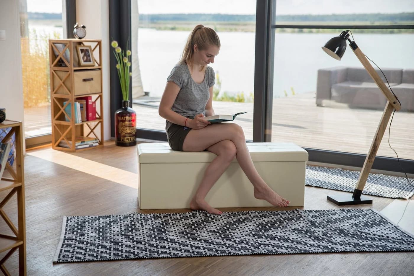 relaxdays Faltbare Sitzbank aus Kunstleder Creme mit Stauraum