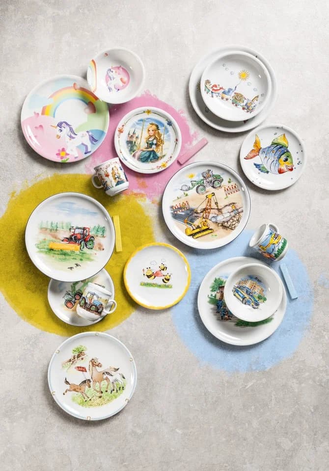 Speiseteller aus Porzellan, weiß und bunt, klares Design