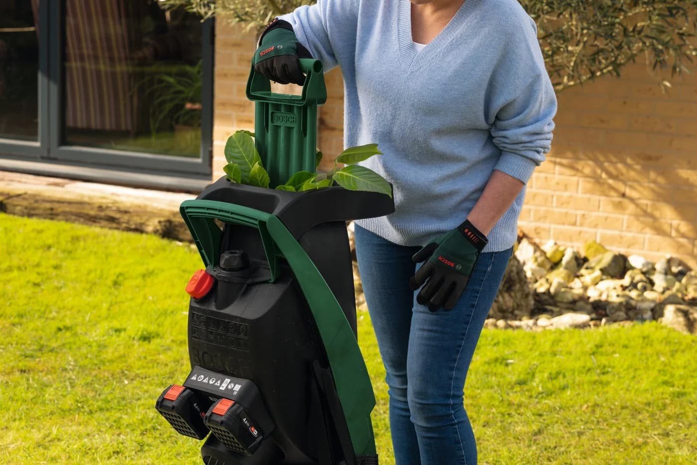 Bosch UniversalShredder 2x18V-25 Häcksler
