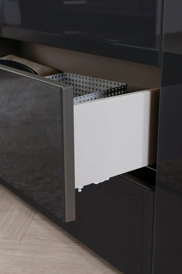 rauch Nachttisch FLIPP mit Glasfront und 3 Schubladen Soft-Close - Bild 5