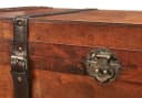 Kobolo Truhe TROVE Holztruhe mit Metalldetails und Kunstlederverschluss Bild 4