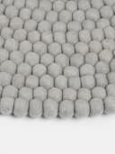 myfelt Wollteppich Luis Filzkugelteppich Rund Basaltgrau Bild 4