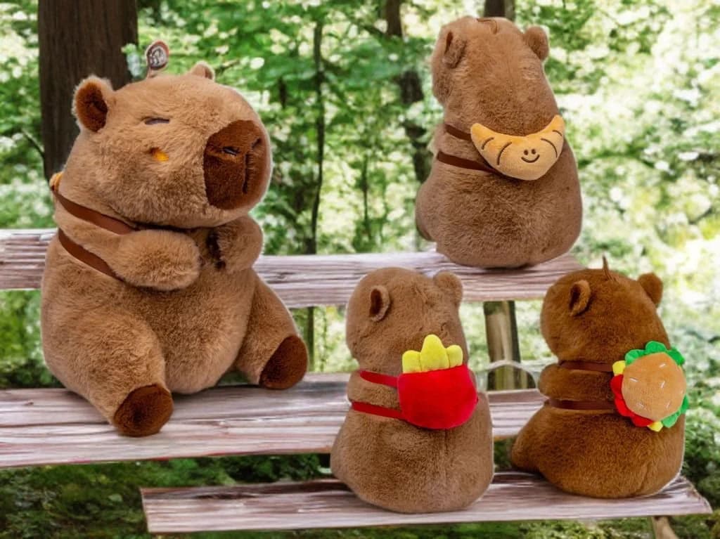 soma Kuscheltier Capybara 25 cm Plüsch mit Snackrucksack Croissant - Bild 3