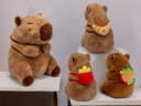 soma Kuscheltier Capybara 25 cm Plüsch mit Snackrucksack Croissant Bild 4