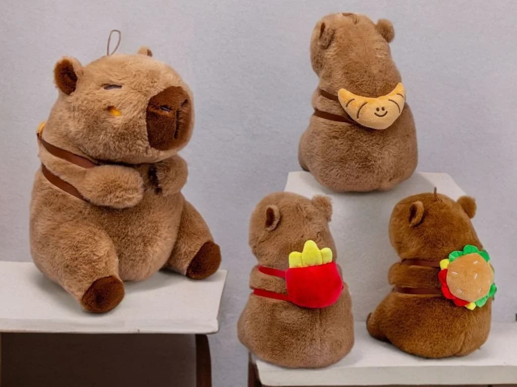 soma Kuscheltier Capybara 25 cm Plüsch mit Snackrucksack Croissant - Bild 4