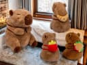 soma Kuscheltier Capybara 25 cm Plüsch mit Snackrucksack Croissant Bild 5