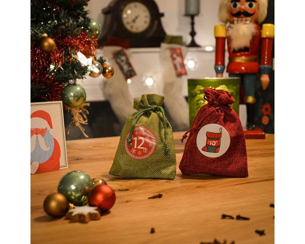 DuneDesign DIY Adventskalender Bastelset mit 24 Jutesäckchen Rot/Grün - Bild 5