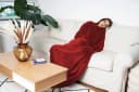 made2trade Wohndecke TV-Decke mit Ärmeln und Taschen Rot Bild 1