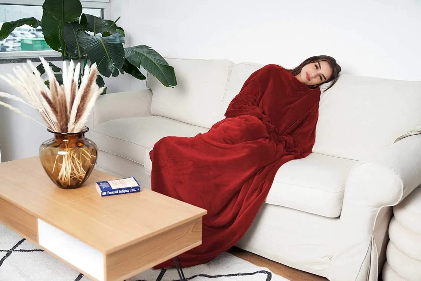 made2trade Wohndecke TV-Decke mit Ärmeln und Taschen Rot