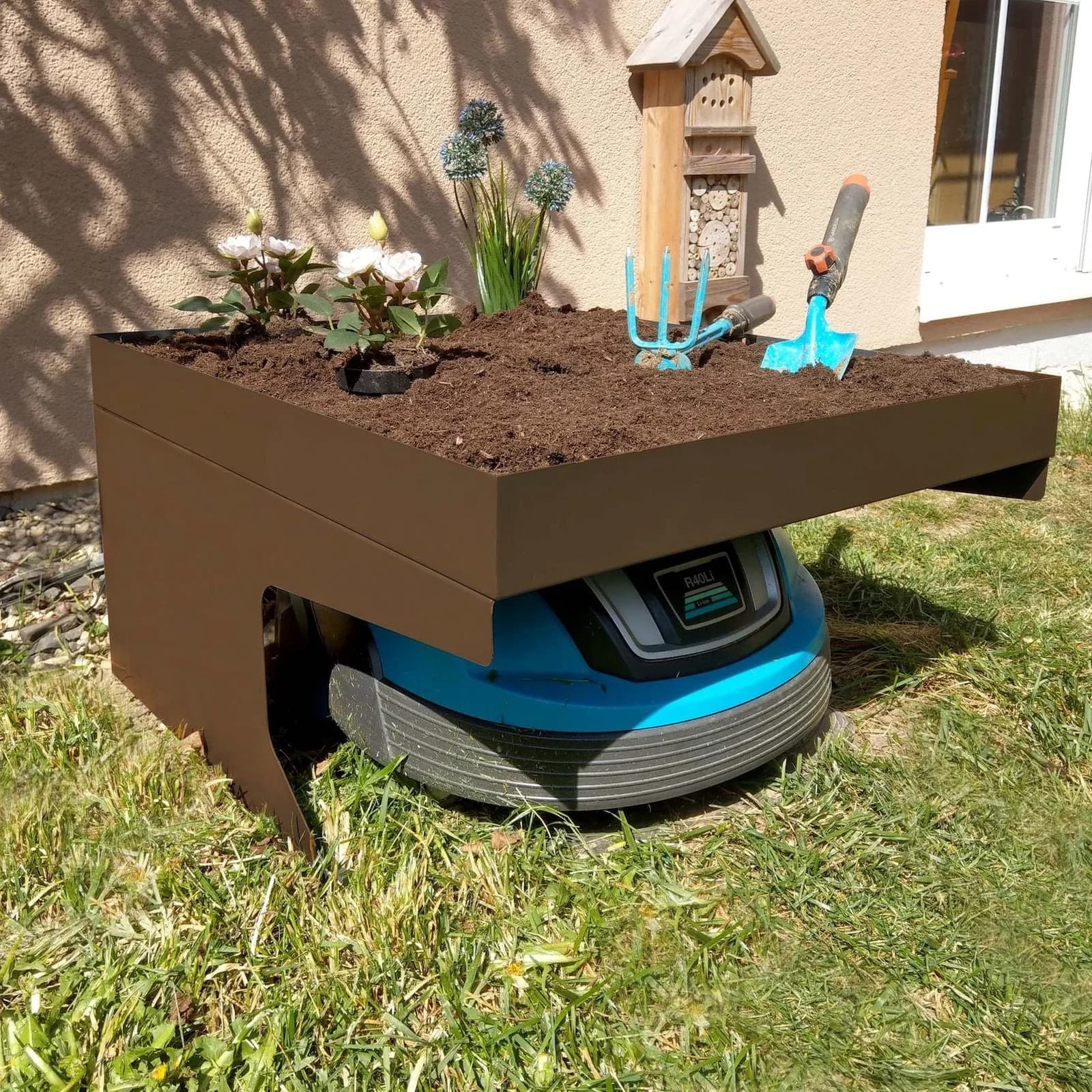 MCW Mähroboter-Garage mit Pflanzkasten Metall Braun