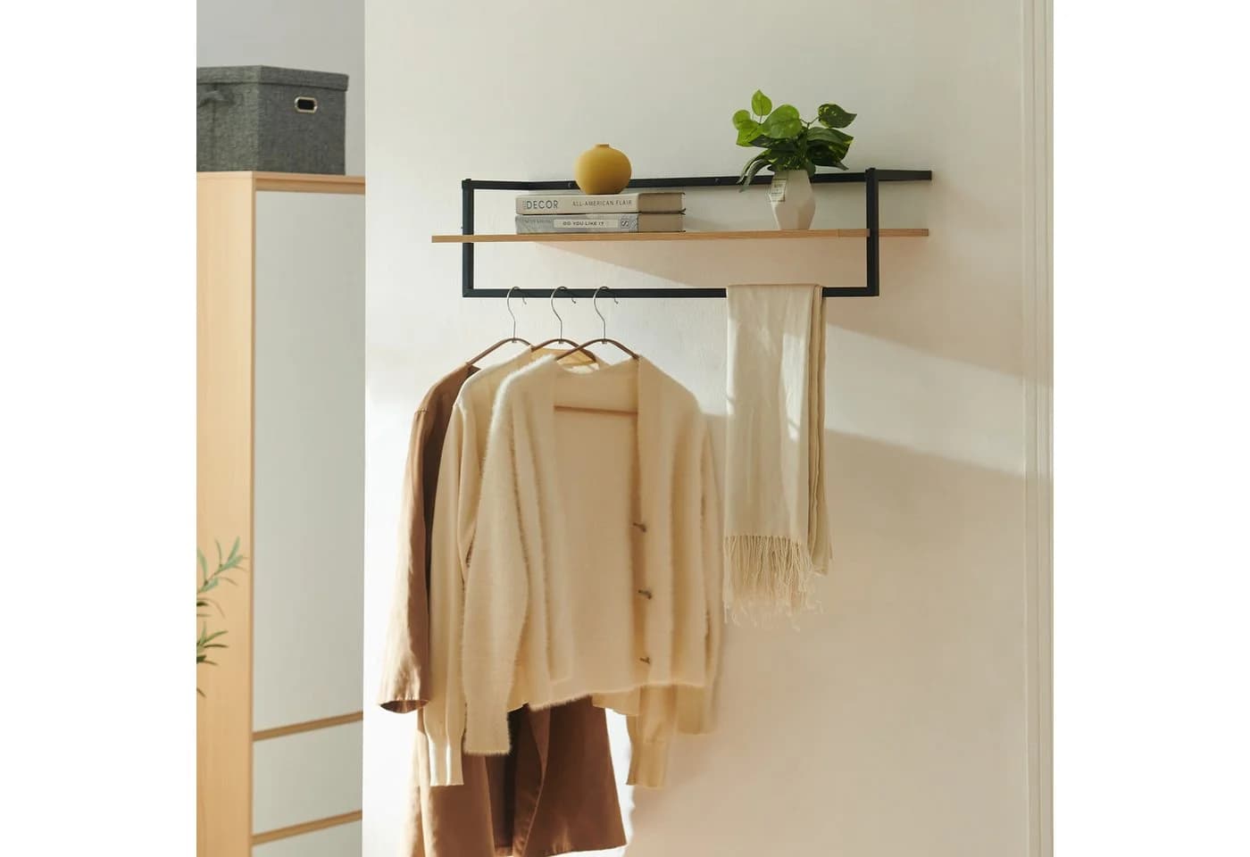 en.casa Wandgarderobe Evje mit Ablage und Kleiderstange Eicheoptik/Schwarz - Bild 4