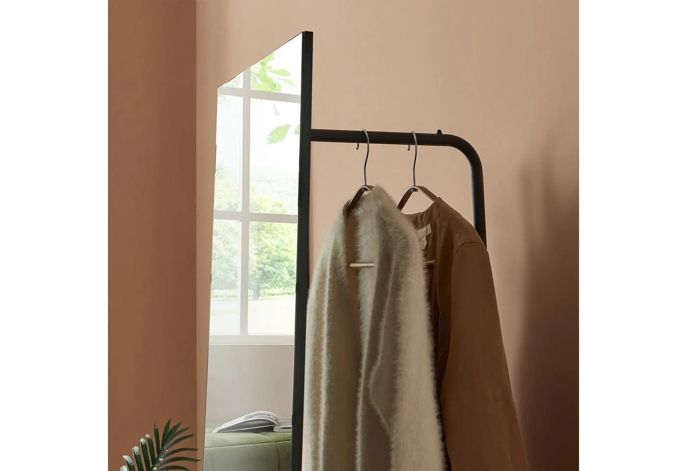 en.casa Garderobenspiegel mit Staufach und Kleiderstange Schwarz - Bild 3