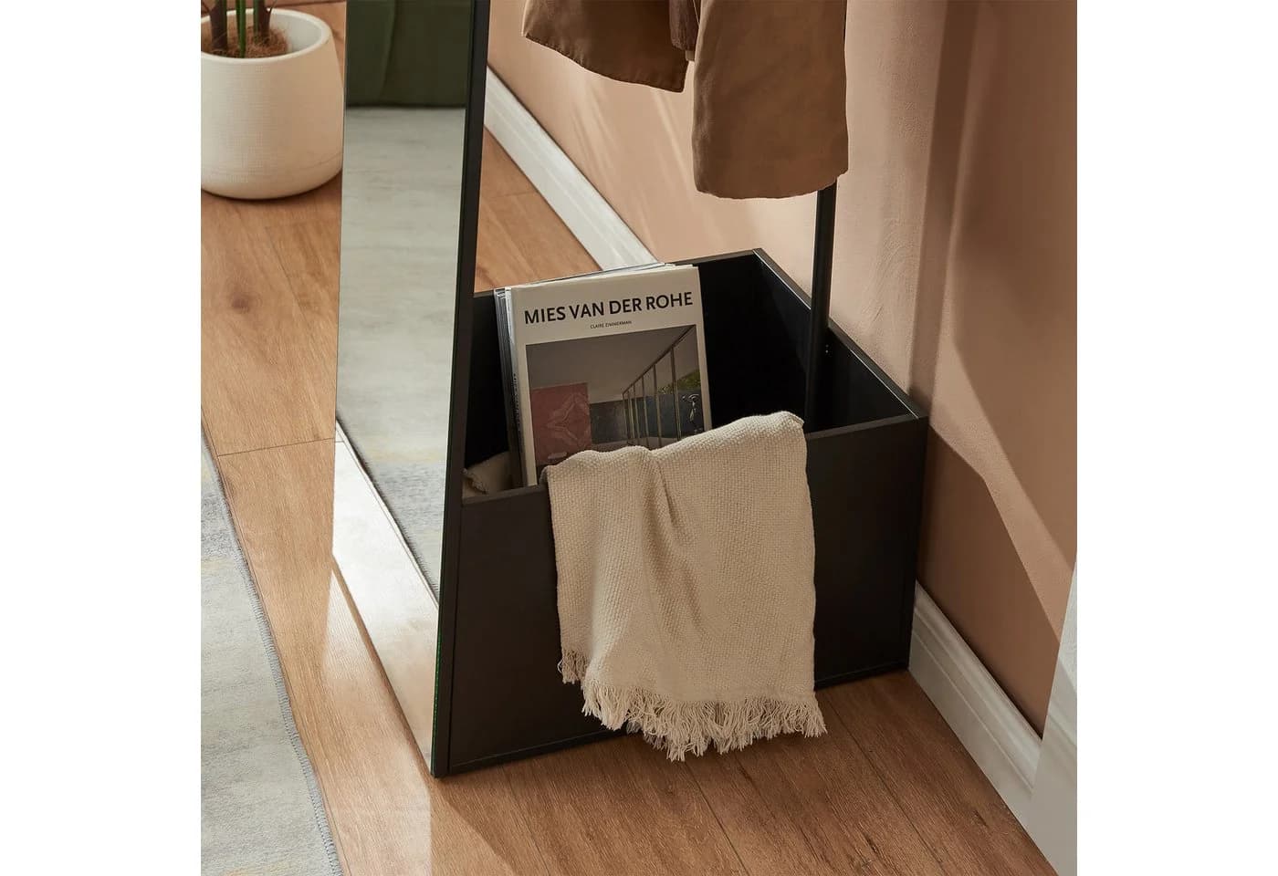 en.casa Garderobenspiegel Kuonta mit Staufach und Kleiderstange Schwarz - Bild 4