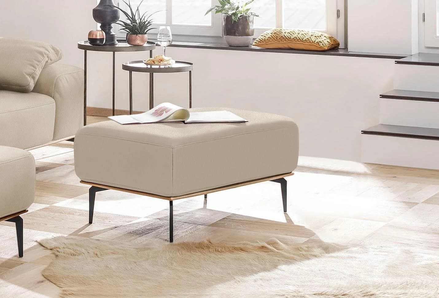 W.SCHILLIG Polsterhocker run Beige Leder Holzsockel