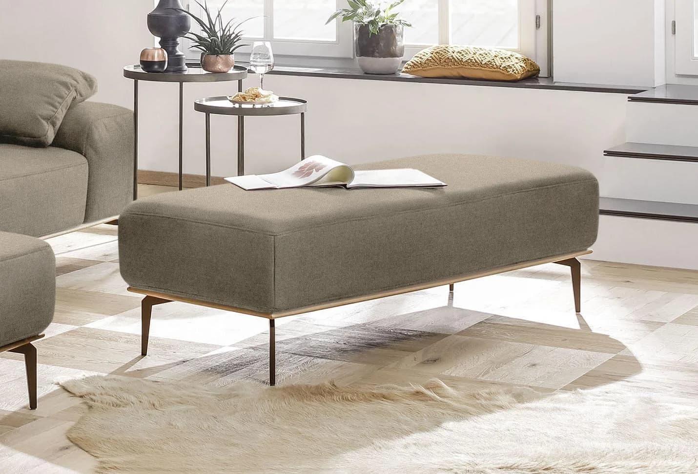 W.SCHILLIG Polsterhocker run Beige mit Holzsockel