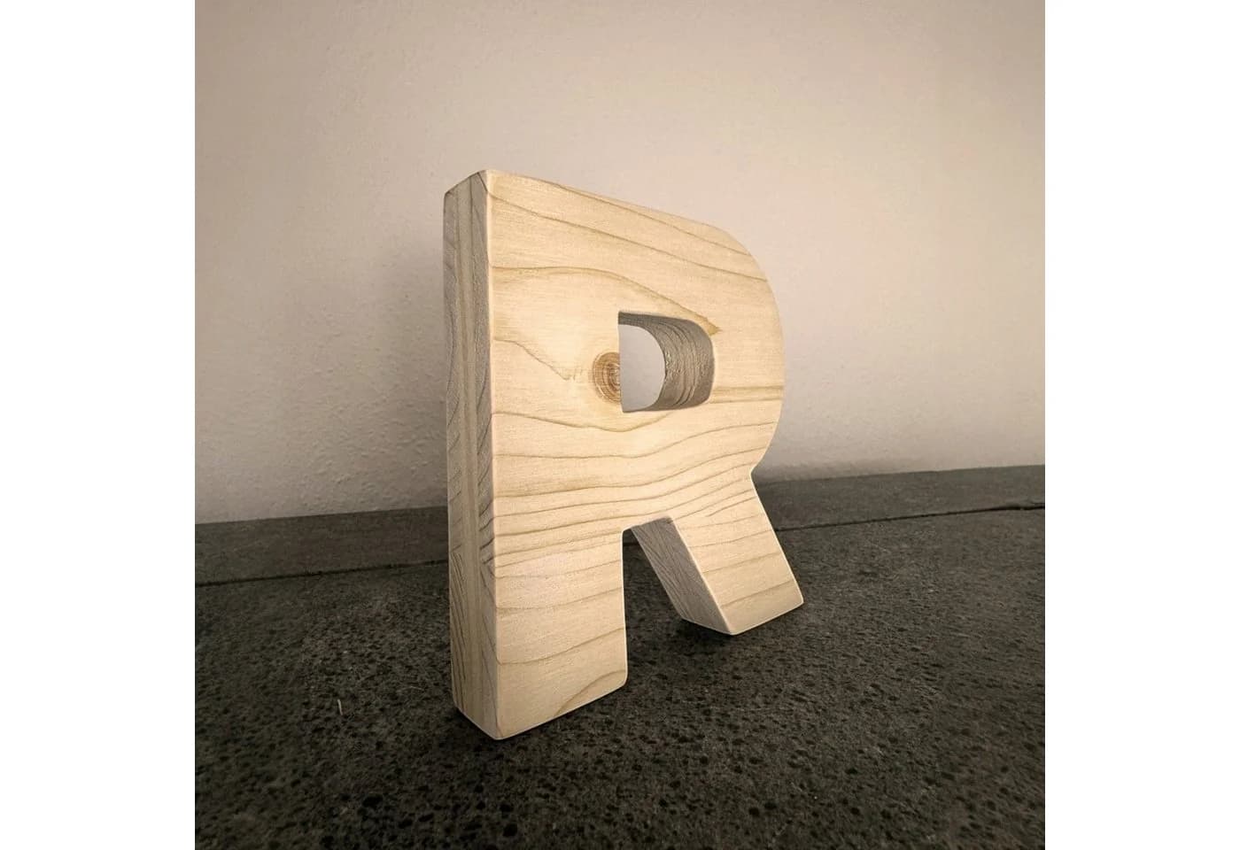 Zayno Deko-Buchstabe 'R' aus massivem Fichtenholz