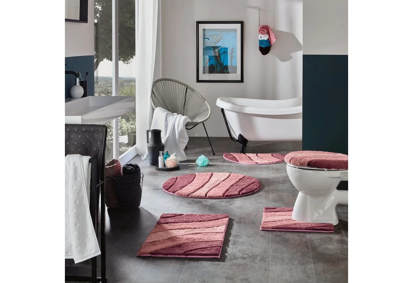 Moderne Badematte mit Wellenmuster