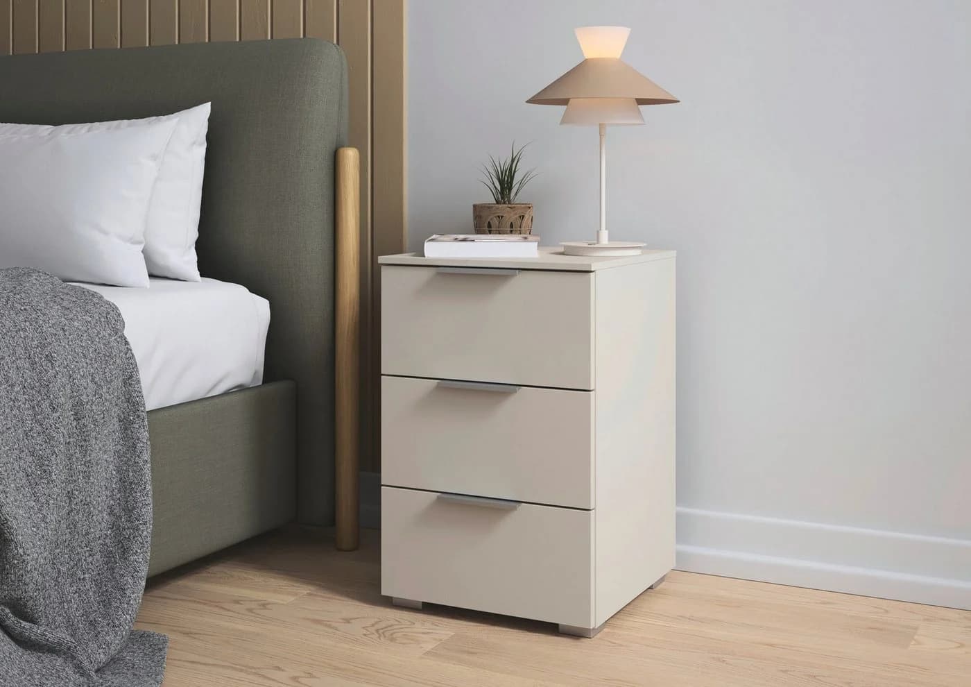 Zeitlose Nachtkommode in beige (champagner)