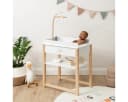 ELLA & PIET® Puppenwickeltisch SPLASHY mit Badewanne und Mobile Weiß-Schlamm Bild 4