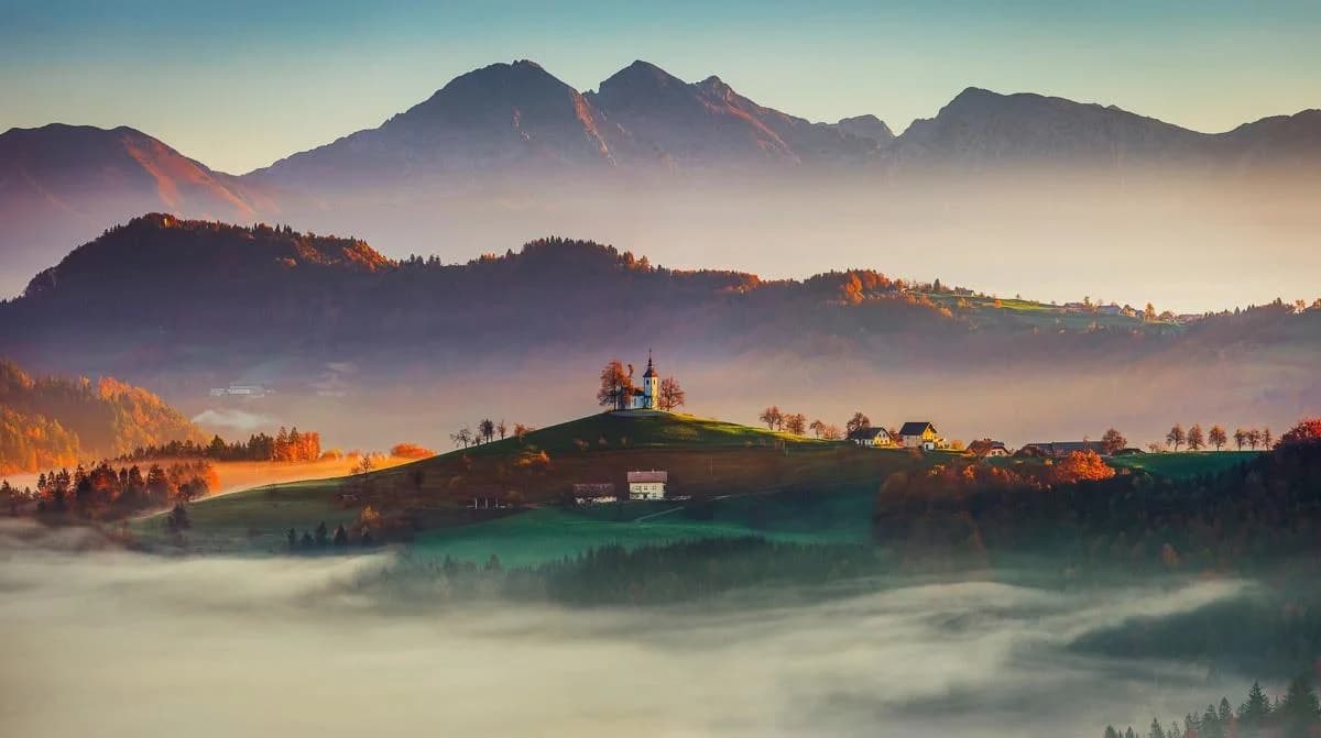 PAPERMOON Fototapete Neblige Landschaft Vlies Bunt