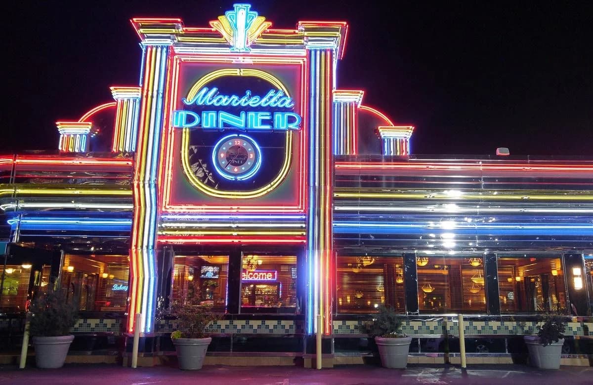 PAPERMOON Fototapete Retro Diner Neon Cadillac Route 66 Vintage Rosa