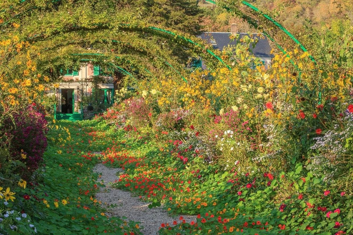 PAPERMOON Fototapete Monets Garten Blumenallee Vlies Bunt