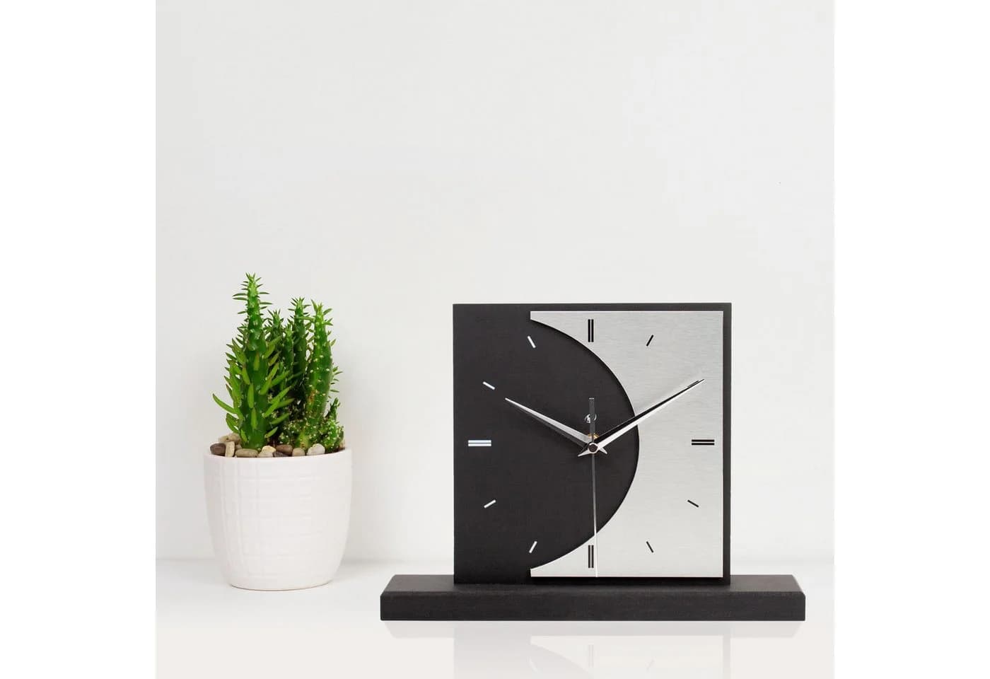 Kreative Feder Standuhr „Moon“ Schwarz mit Aluminium-Zeigern - Bild 5