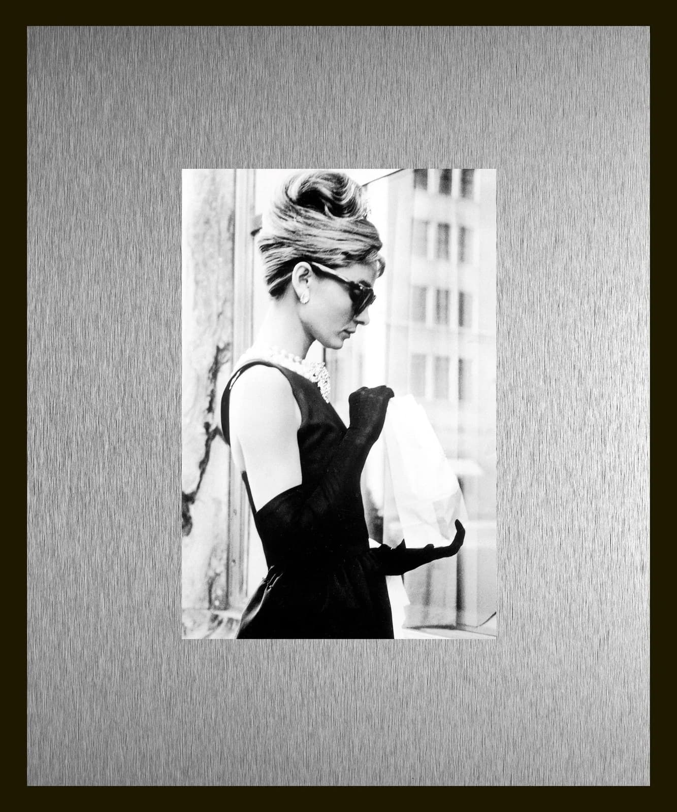 QUEENCE Wandbild Audrey Hepburn Schwarz-Weiß mit Aluminium Passepartout