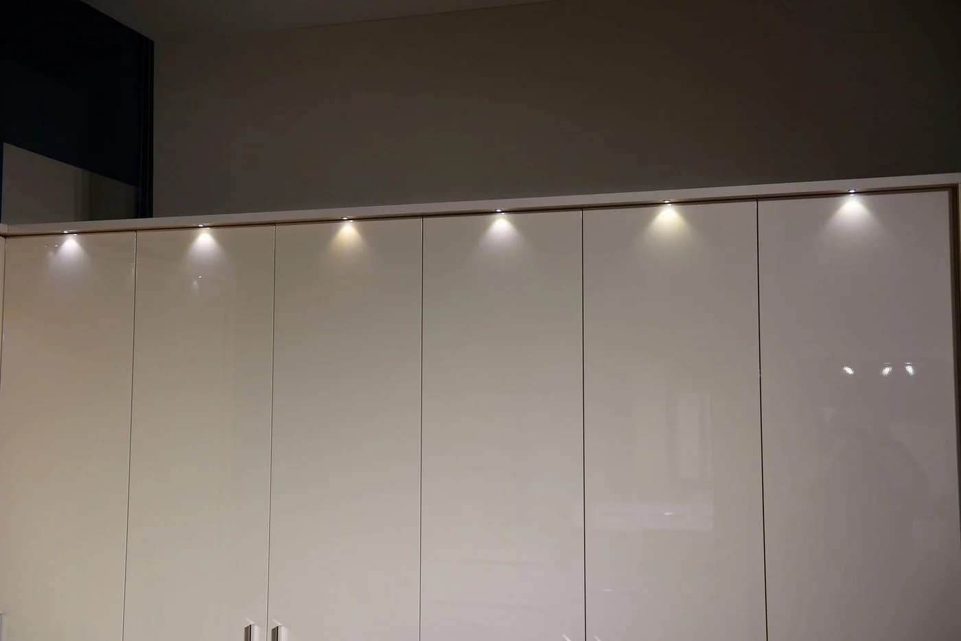 OTTO HOME Piano Drehtürenschrank Beige Hochglanz mit LED-Beleuchtung - Bild 5