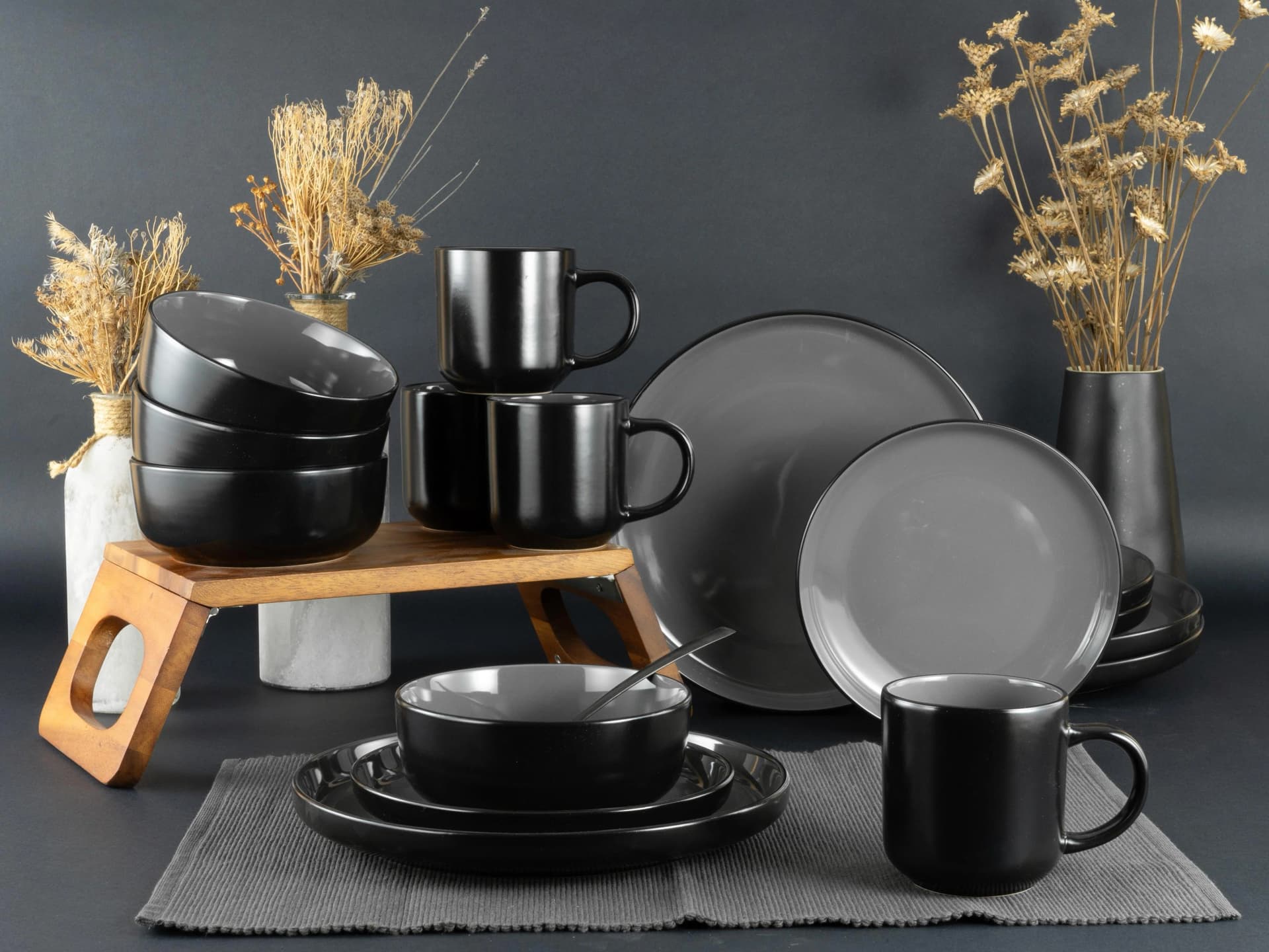 Modernes Geschirr-Set aus Steinzeug in Schwarz und Grau