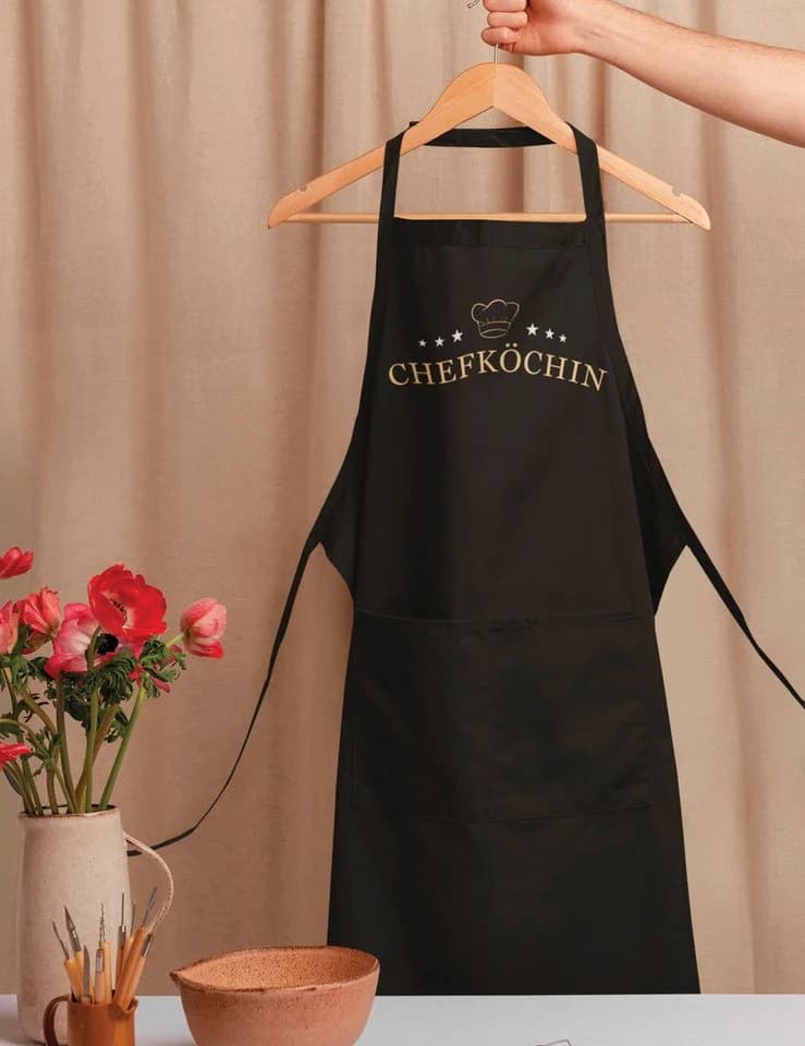 Youth Designz Grillschürze Damen Schwarz CHEFKÖCHIN Print Kochschürze
