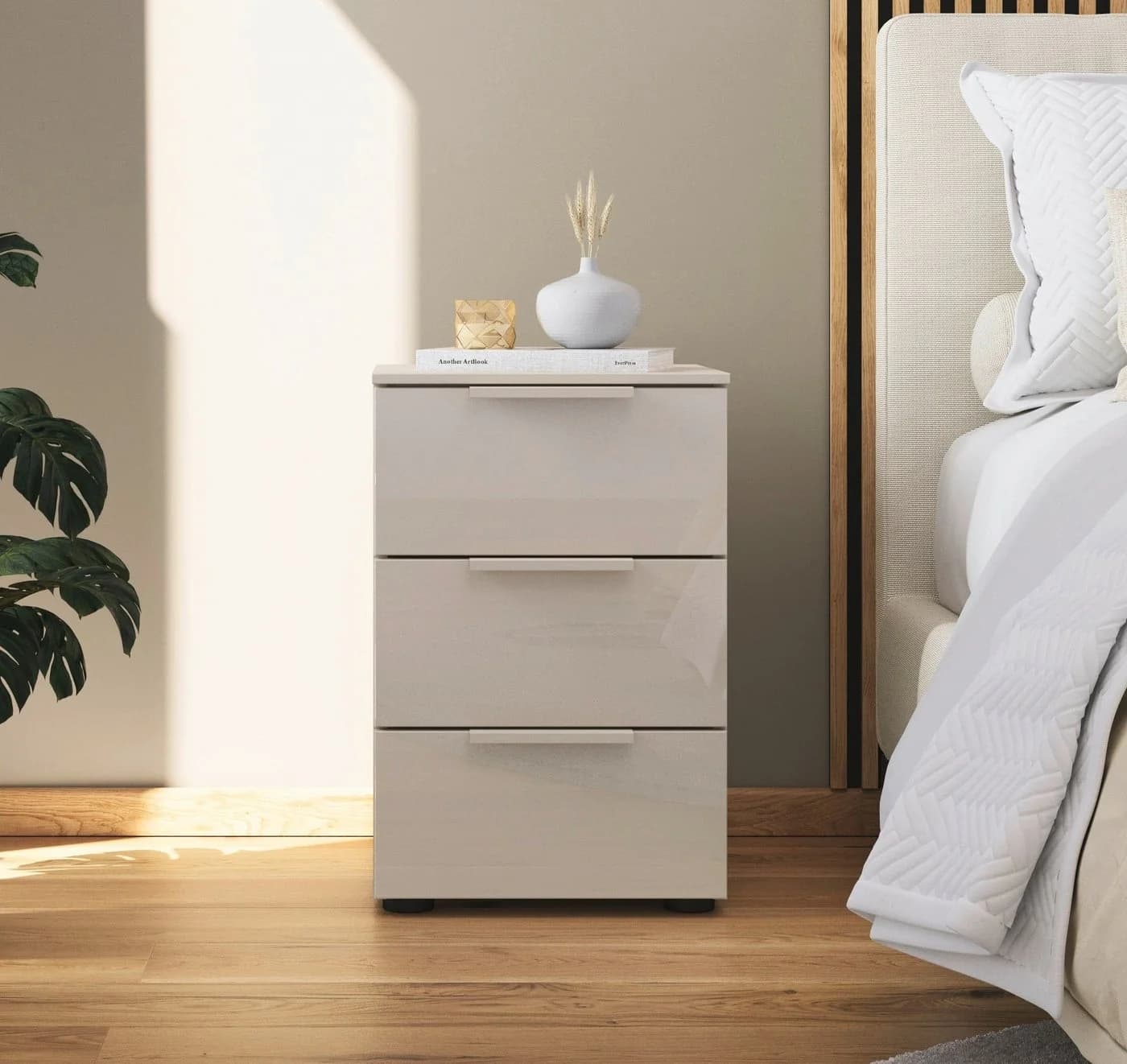 Rauch Nachttisch FLIPP Beige mit Glasfront und 3 Schubladen Soft-Close
