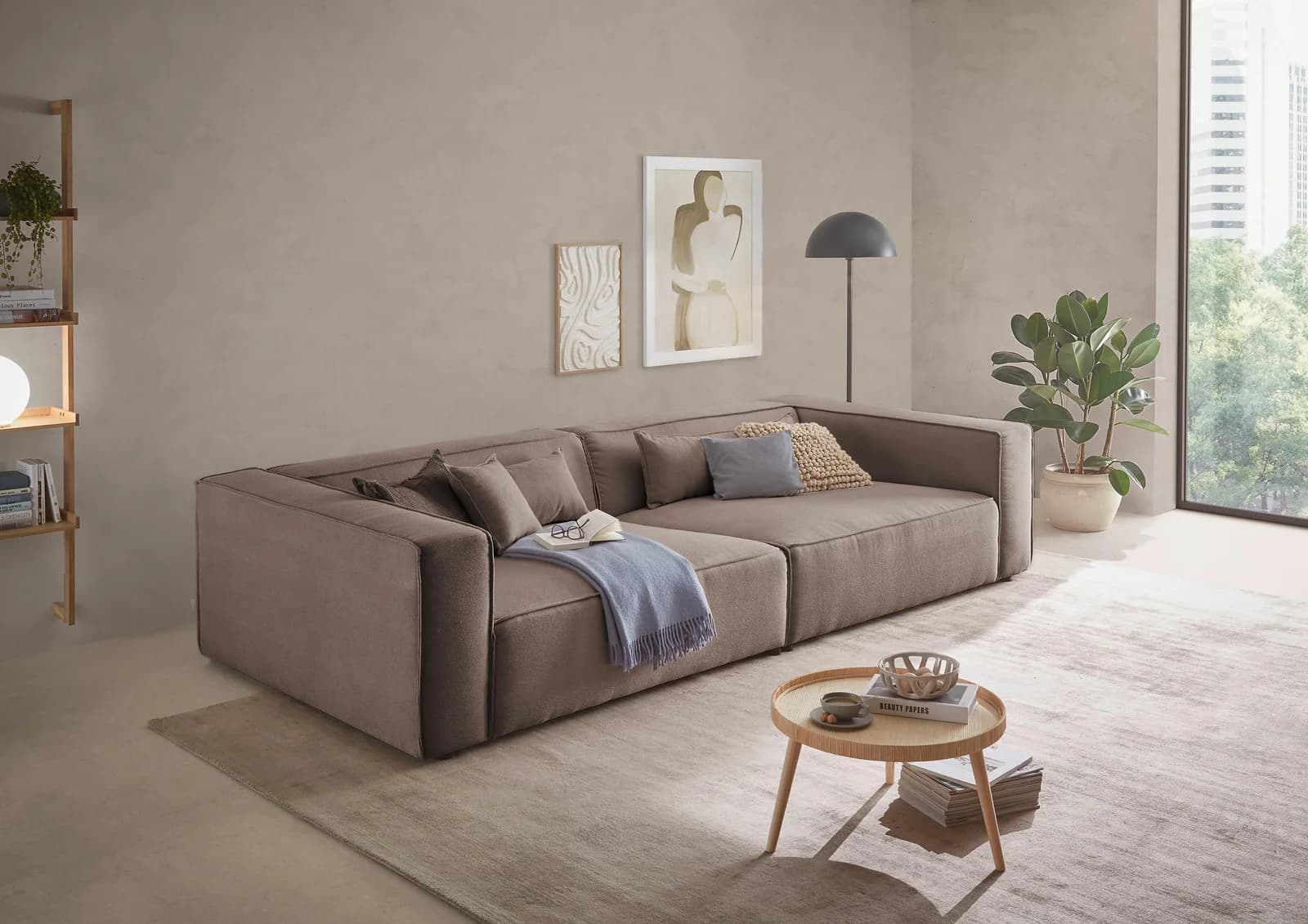 LeGer Home PIARA XXL 3-Sitzer Sofa hellbraun mit Zierkissen