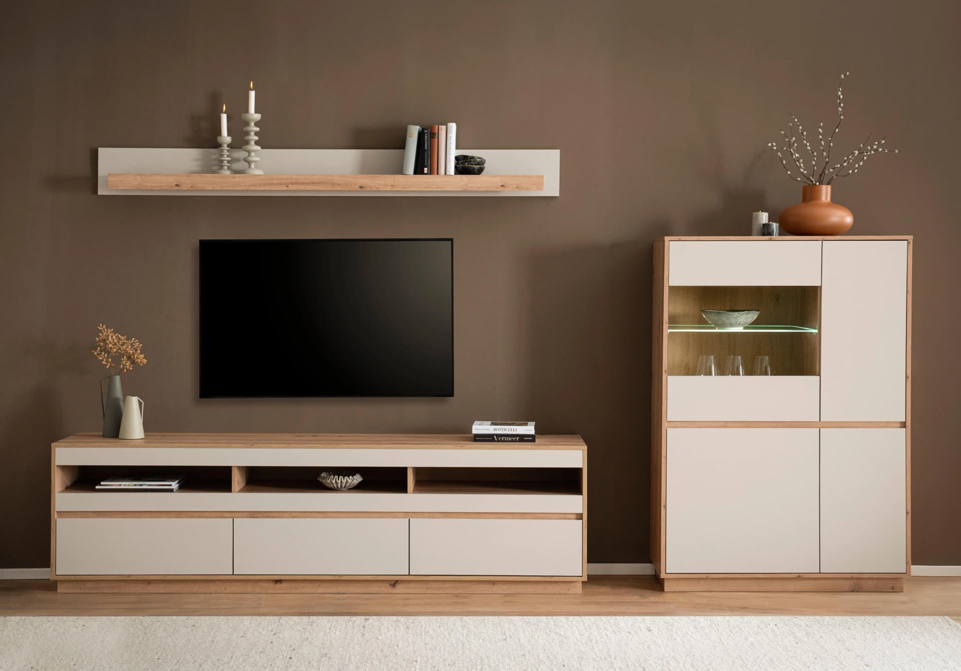 Moderne Wohnwand aus FSC®-zertifiziertem Holzwerkstoff