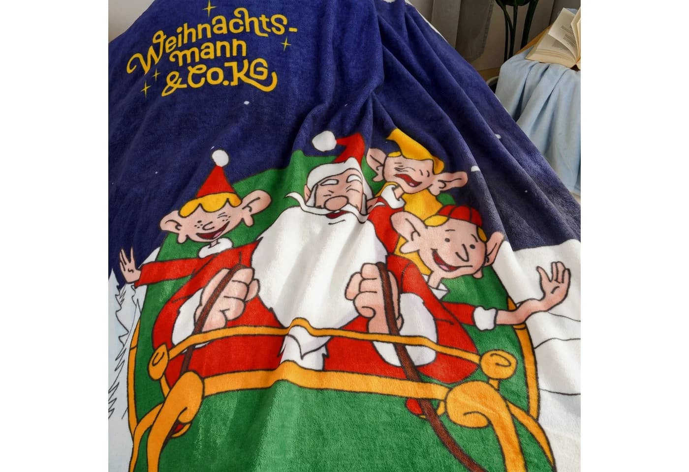 Weihnachtsmann & Co. KG Kuscheldecke 'Nordpol Helden' Blau Polyester - Bild 3
