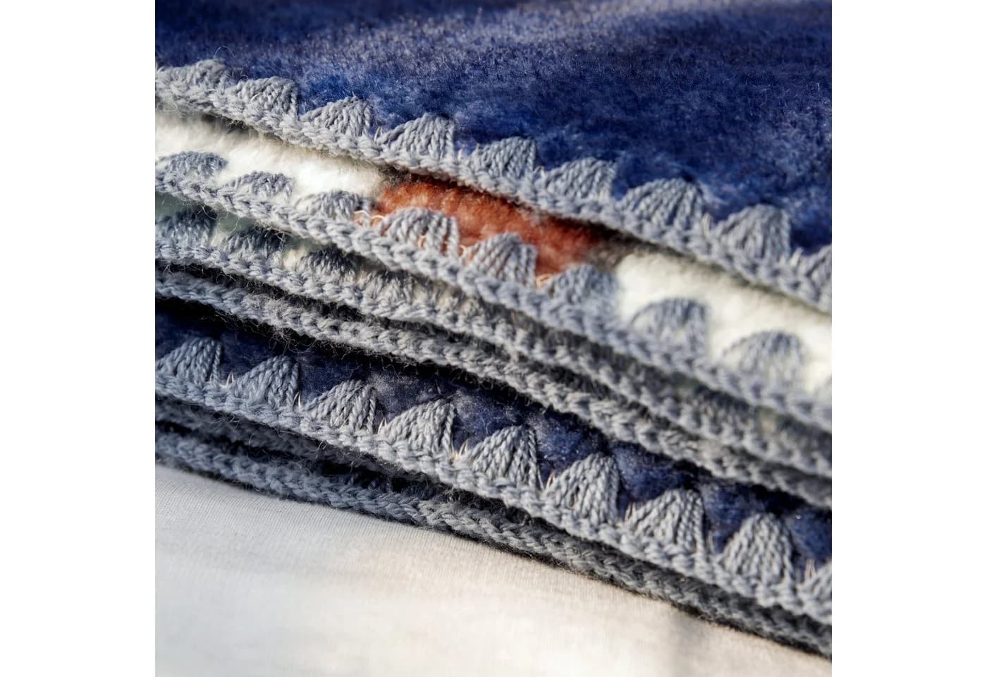 Weihnachtsmann & Co. KG Kuscheldecke 'Nordpol Helden' Blau Polyester - Bild 4
