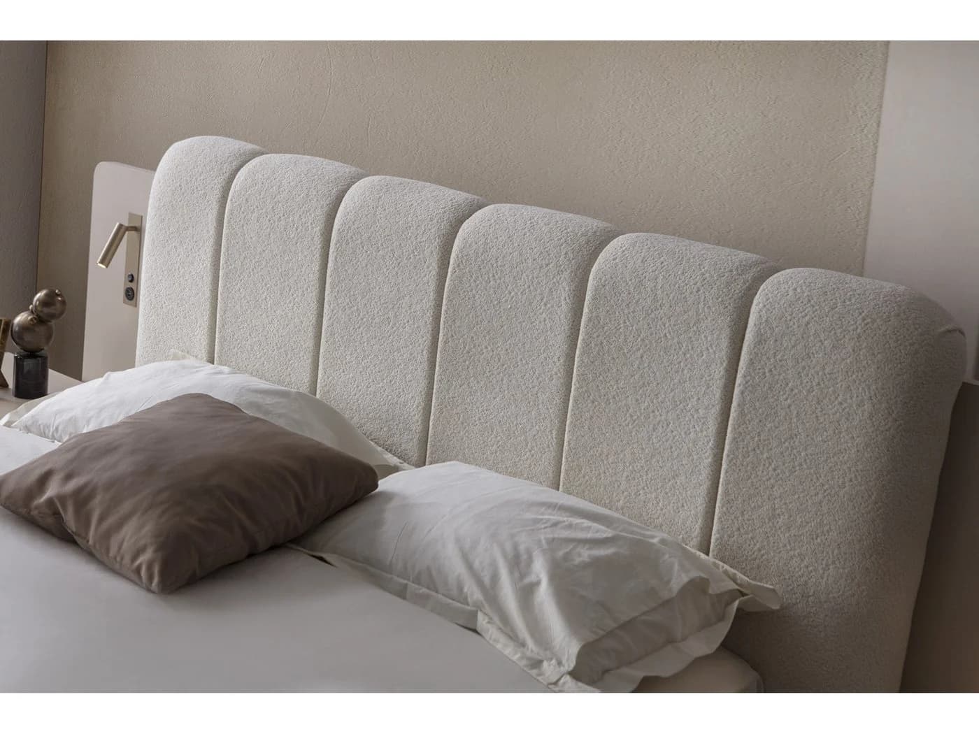 Villa Möbel Schlafzimmer-Set Maldiv Beige Polsterbett mit Beleuchtung - Bild 3