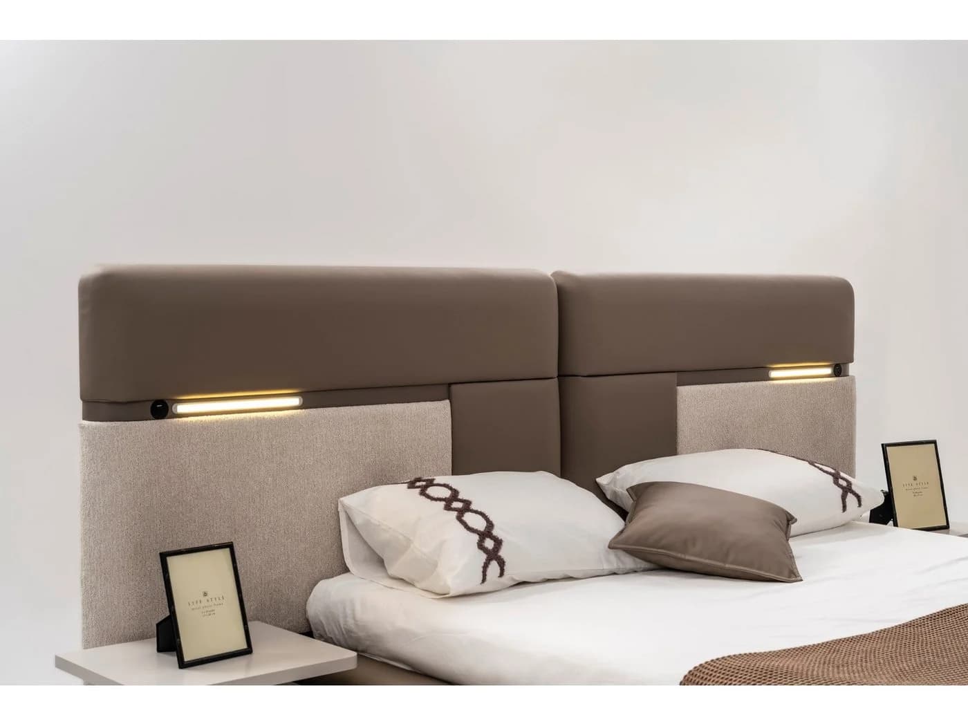 Villa Möbel Schlafzimmer-Set Roenesans 4-tlg. Beige Braun mit LED-Bett - Bild 5