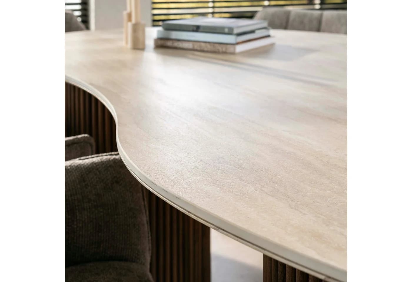 Villa Möbel Esstisch Romano Nierenförmig 3D Keramik Travertin Optik Beige - Bild 3